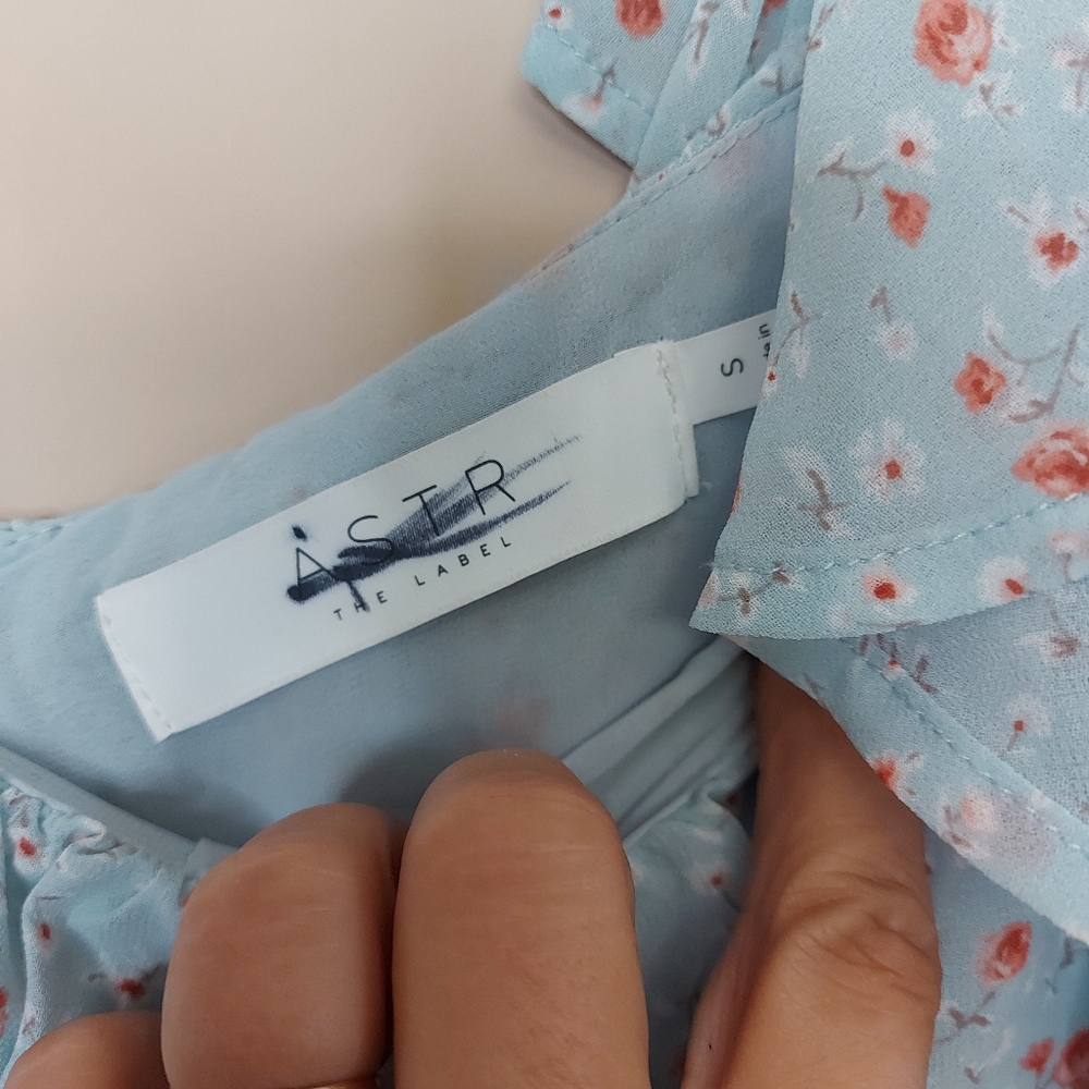 Astr the label SHORT SLEEVE RUFFLE NECK RUCHED DRESS Size Small Blue Floral - Picture 10 of 11
